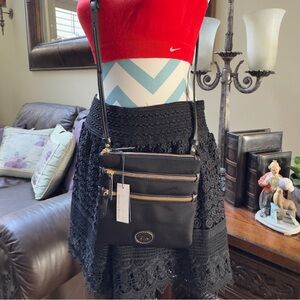 ✅NEW “Dooney and Bourke” Triple Zip Crossbody Bag